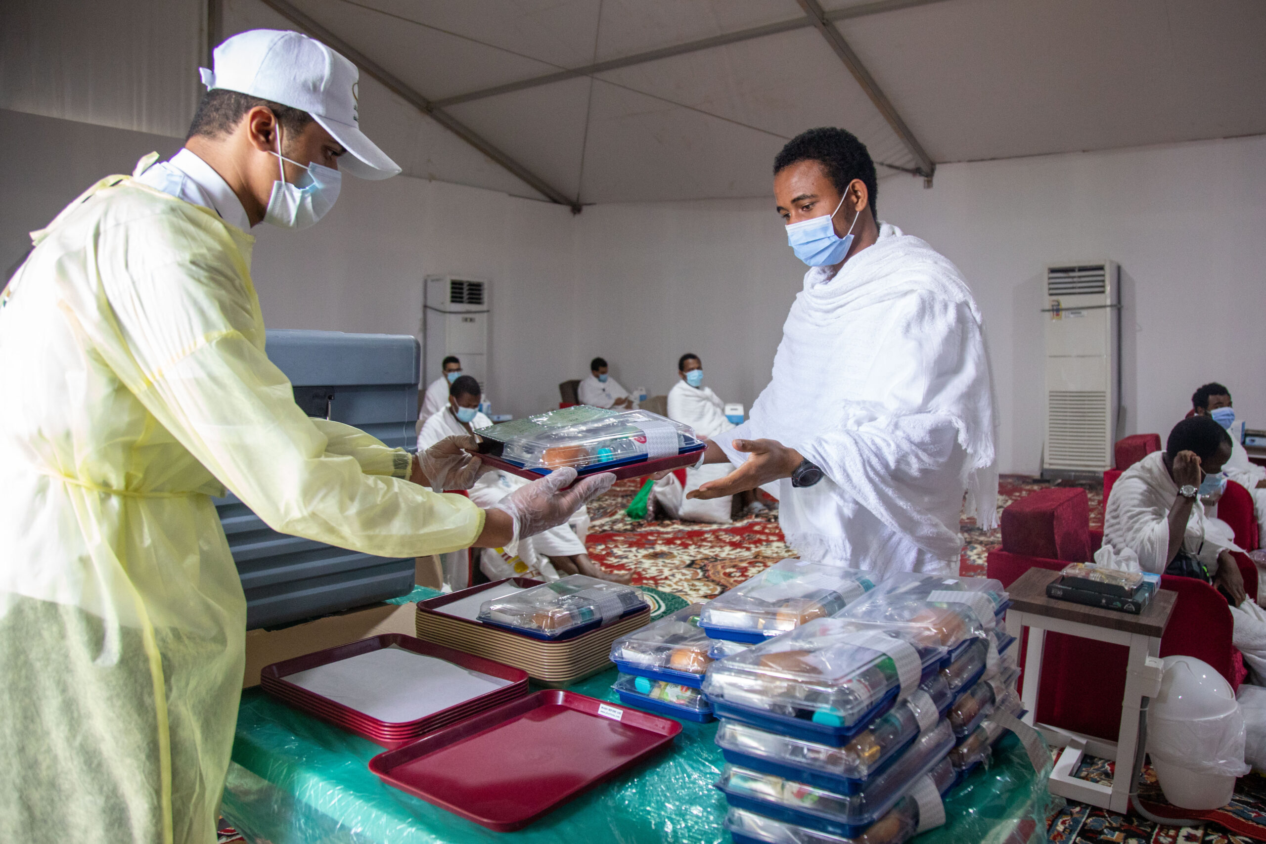 Haji1441 – Petugas periksa sampel makanan jamaah, pastikan keamanan