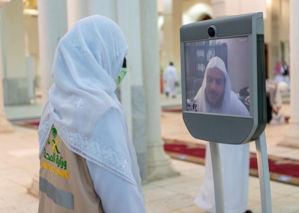 Hajj1441 - Fatwa Robot serves pilgrims under health protocols