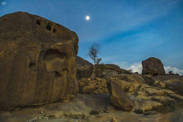 Gunung Shada di Saudi formasi geologi unik dengan gua berusia 3.000 tahun