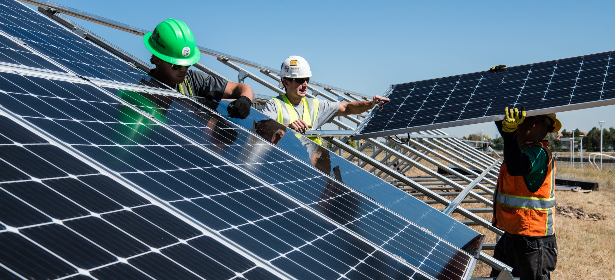 Kementerian ESDM pasang ratusan ribu panel surya di atap rumah