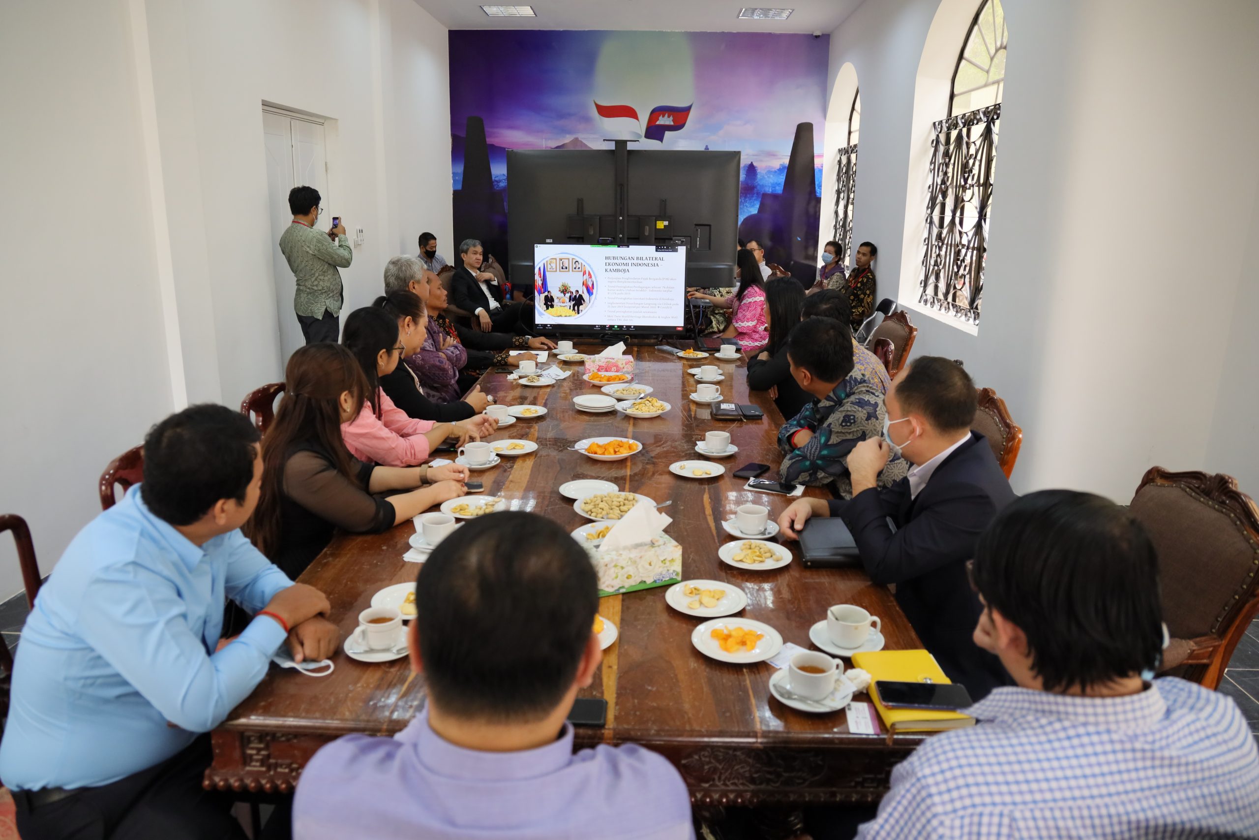 Indonesia promotes national products to Cambodians via INDOPROCAM