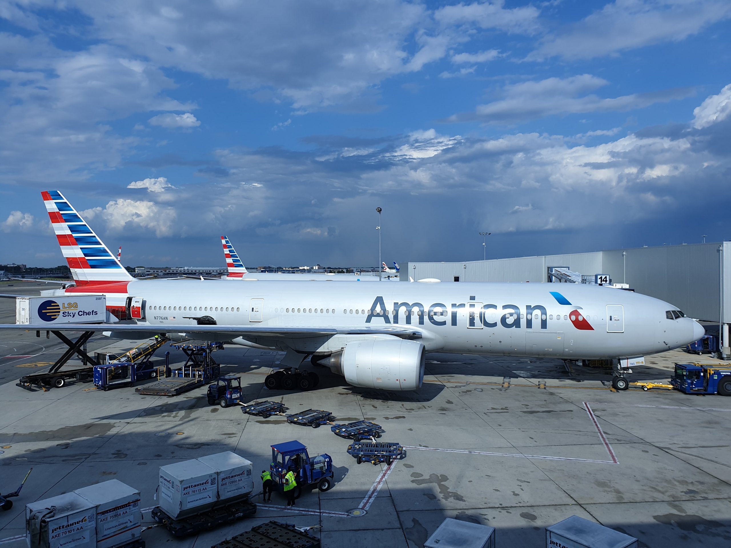 Perusahaan penerbangan terbesar di Amerika Serikat, American Airlines, mengumumkan pada Kamis bahwa pendapatannya anjlok 73 persen pada kuartal ketiga 2020 senilai 2,4 miliar dolar AS atau sekira 35,3 triliun rupiah.