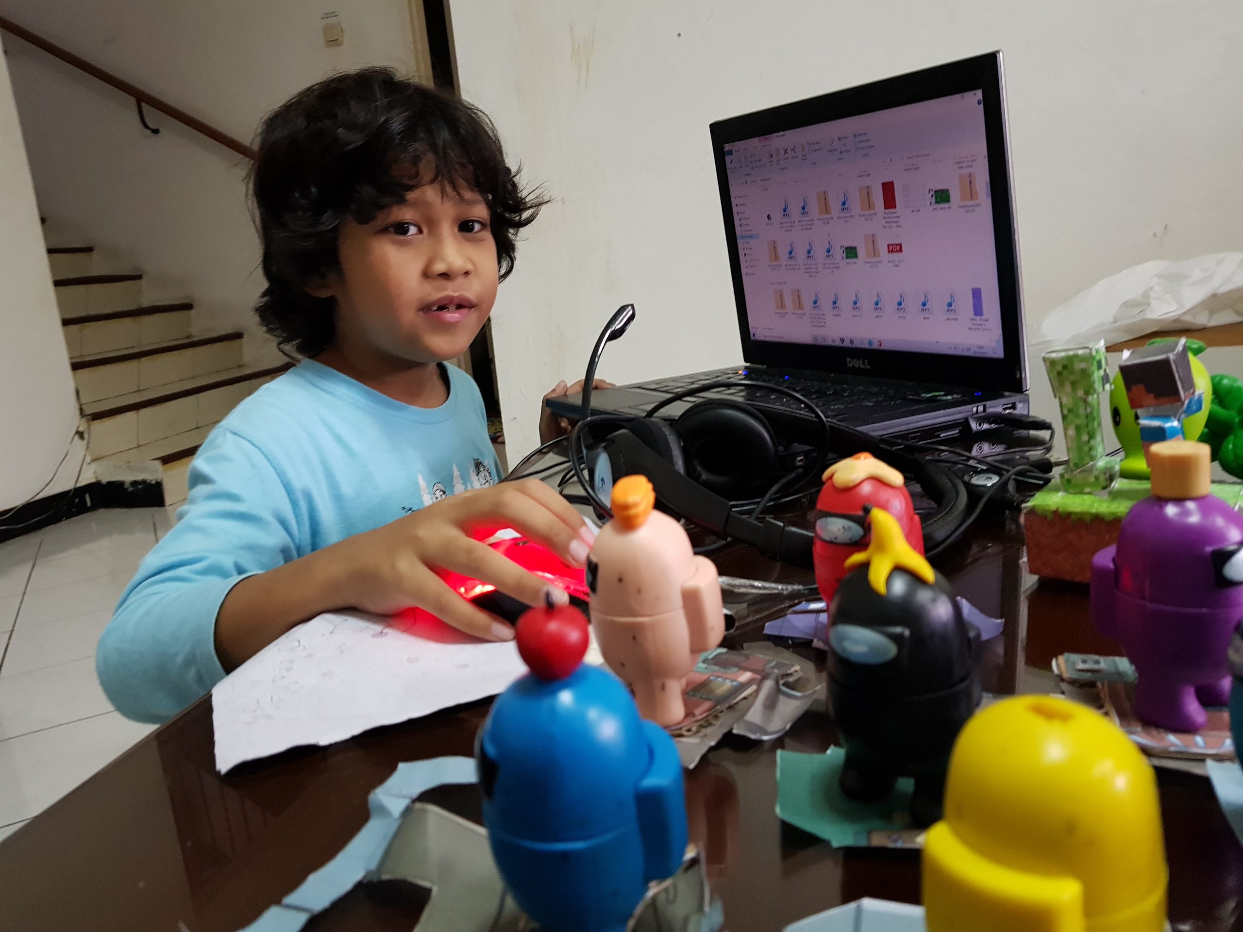 Indonesian 9-year-old boy fluently speaks English from early age autodidactically