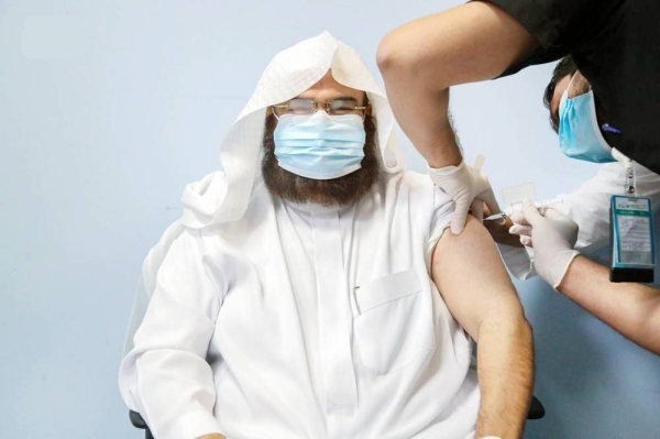 COVID-19 – Sheikh Al-Sudais takes first vaccine jab