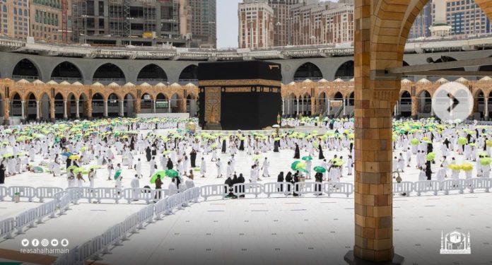 Saudi Islamic Ministry distributes 11,500 umbrellas to umrah pilgrims