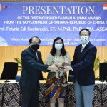 Indonesian professor receives distinguished alumni award from Taiwan