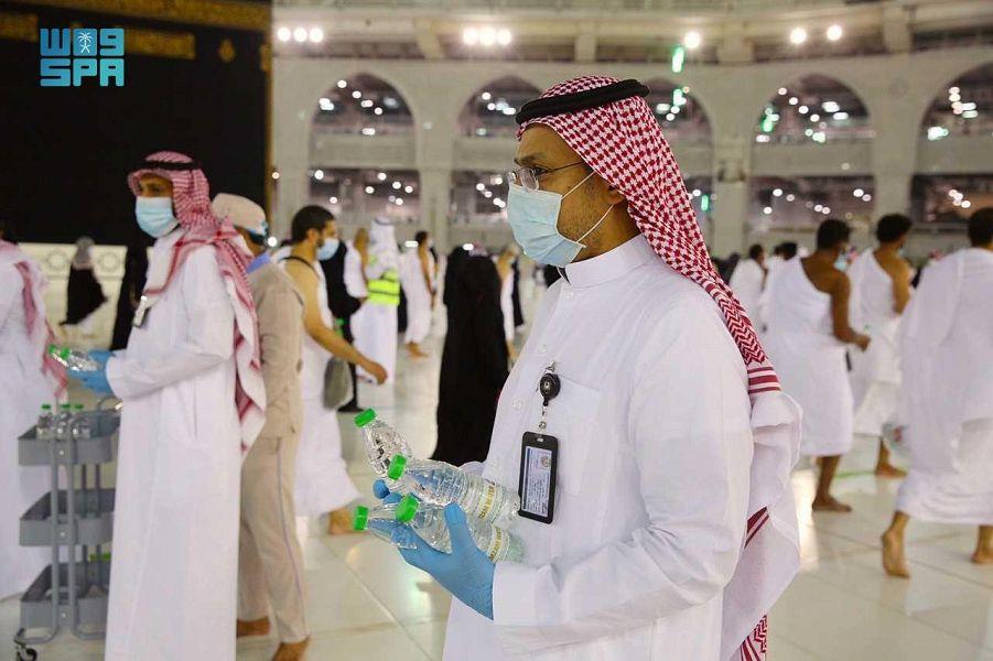 200,000 Zamzam water bottles distributed to worshipers on 27th night of Ramadan