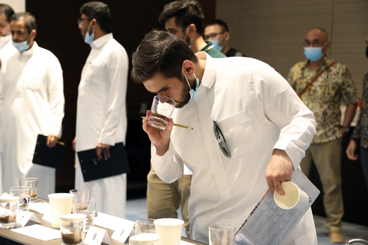 Саудовская аравия индонезия. Кофейня в Саудовской Аравии. Tuxedo Coffee shop in Riyadh Saudi Arabia. Saudi man with a Cup Coffee.