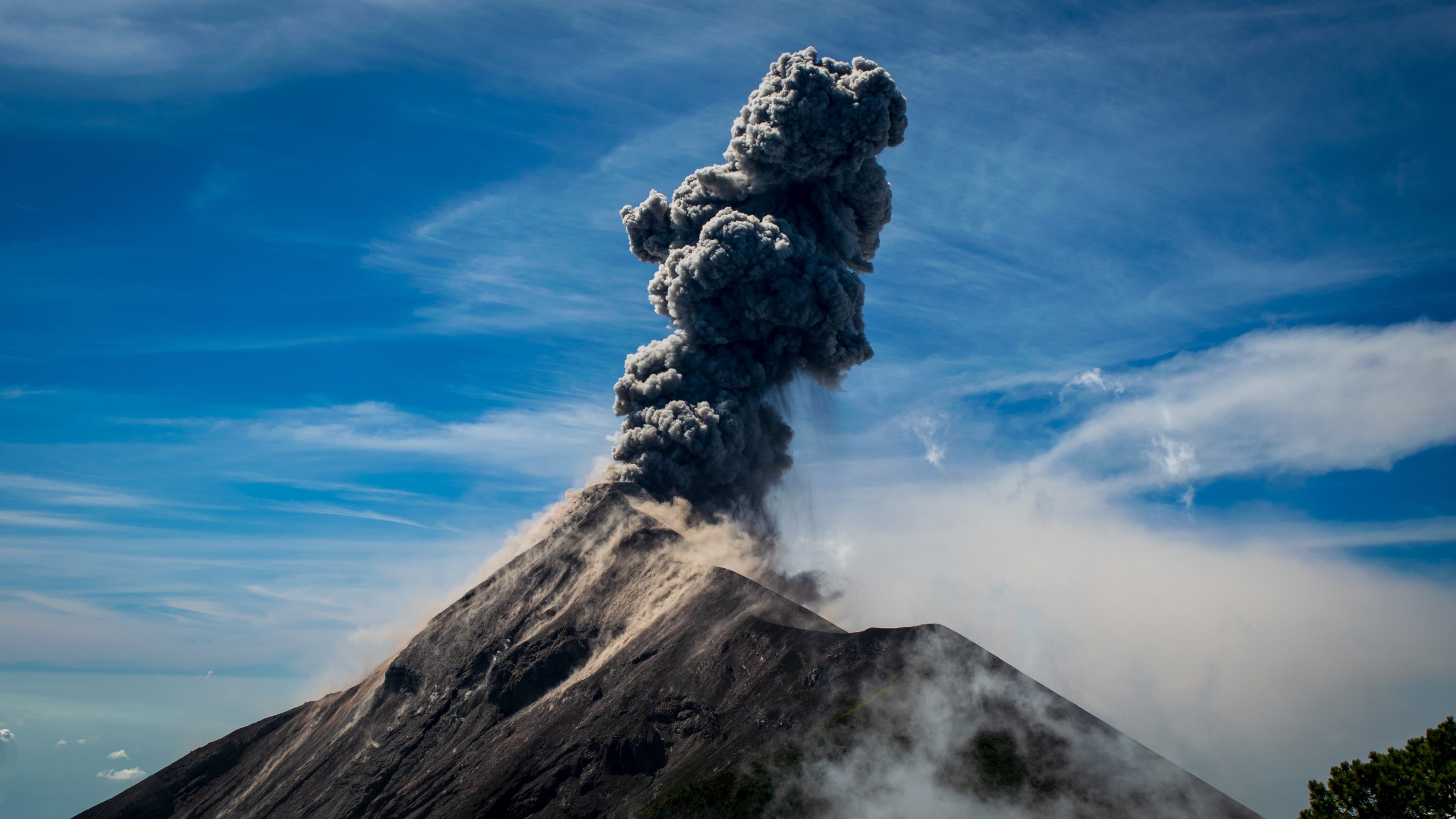 Gunung berapi Jepang muntahkan gumpalan abu, masyarakat diperingatkan