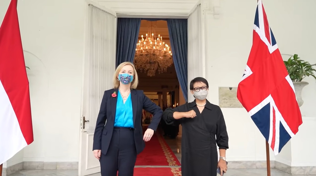 Menteri Luar Negeri RI Retno Marsudi (kanan) dan Menteri Luar Negeri Inggris Liz Truss (kiri) di Jakarta, Kamis (11/11/2021). (Kementerian Luar Negeri RI/YouTube/tangkapan layar)