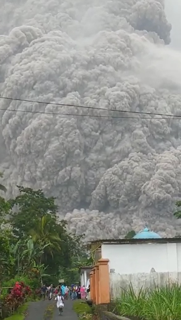 Indonesia’s Semeru erupts, dozens of people flee