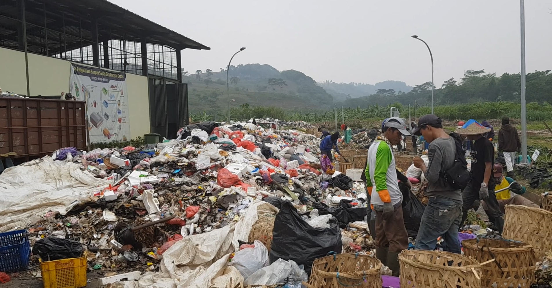 Indonesia affirms commitment to tackle plastic wastes
