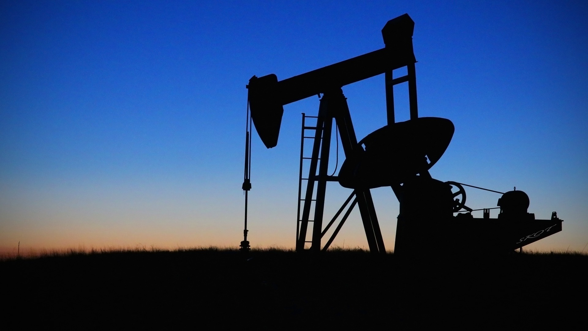 Harga minyak melonjak karena persediaan AS menurun