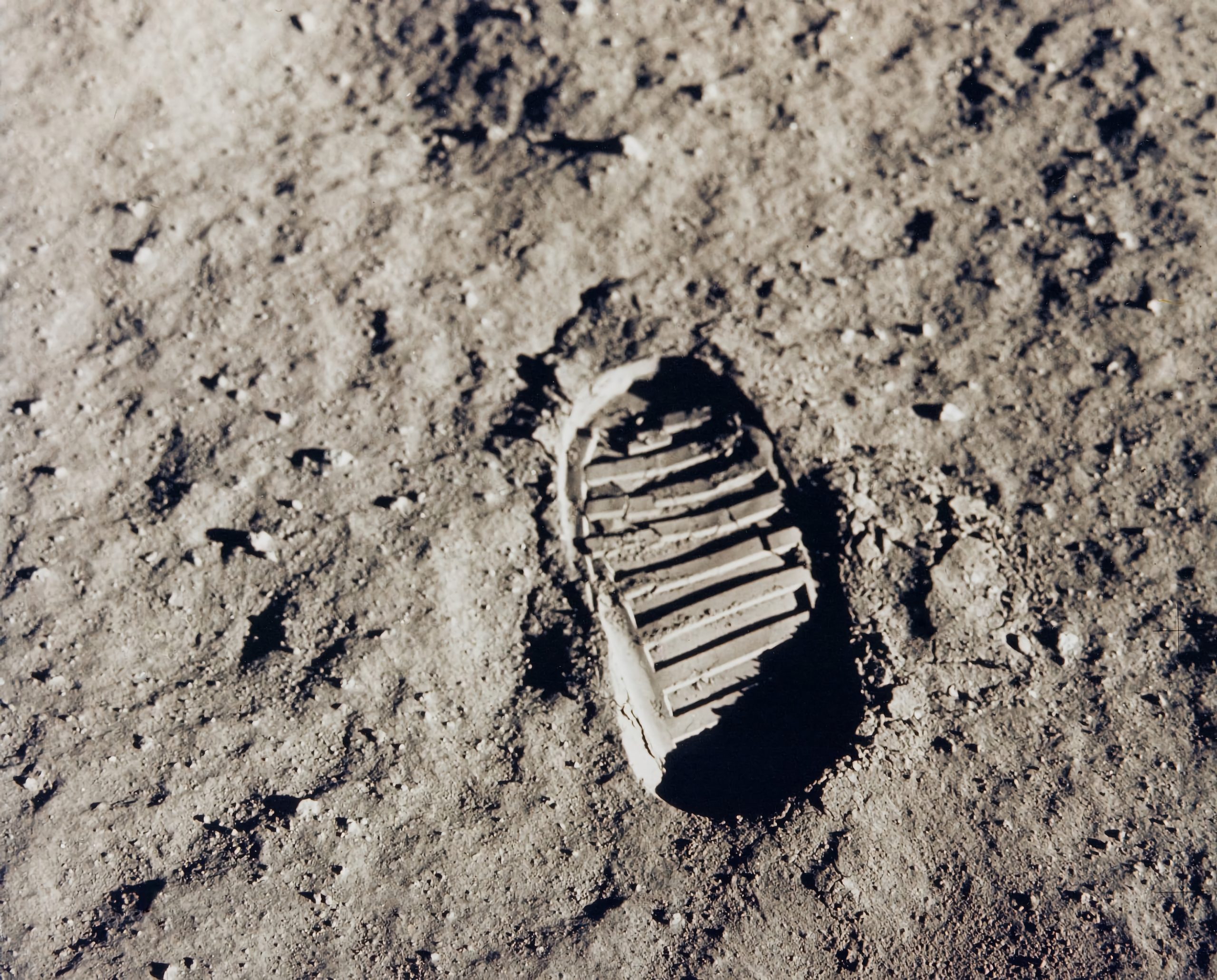 Debu bulan yang dikumpulkan misi Apollo 11 dilelang 7,1 miliar rupiah