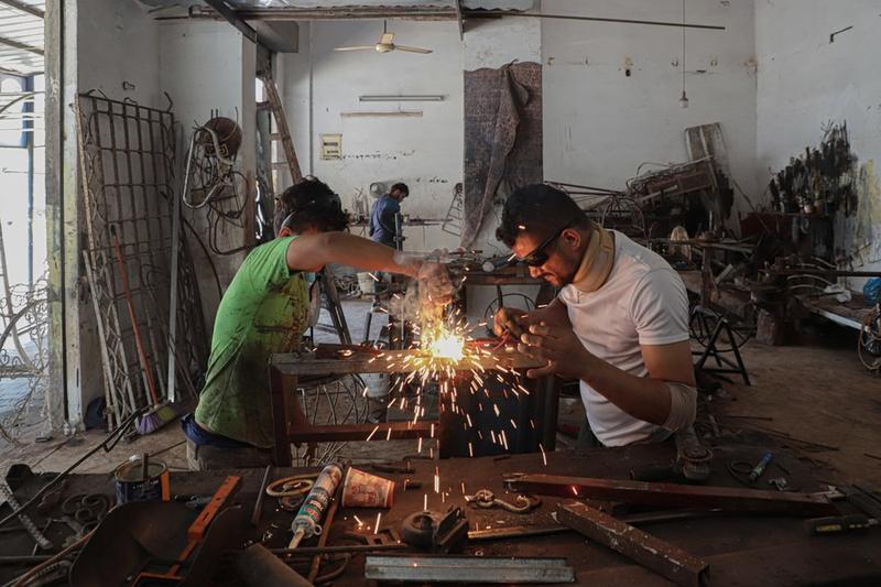 Penyandang tuna rungu di Gaza sulap besi tua jadi karya seni yang elok