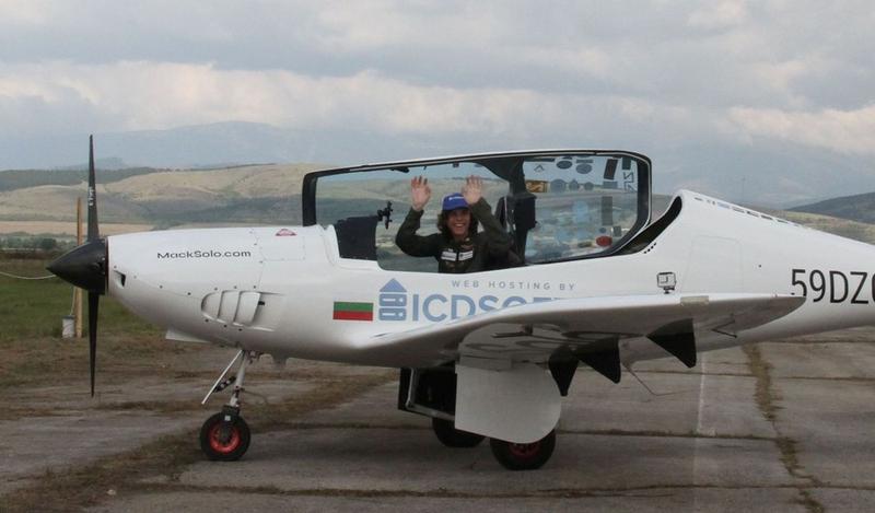Pilot termuda yang terbang solo keliling dunia