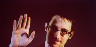 Edward Snowden warga negara Rusia