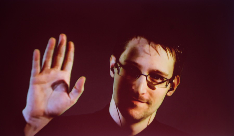 Edward Snowden warga negara Rusia