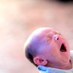 Cara menenangkan bayi menangis