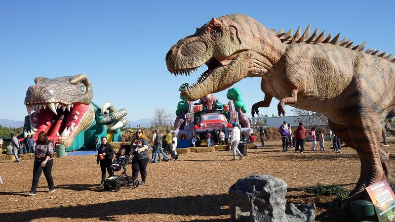 Pameran dinosaurus skala besar
