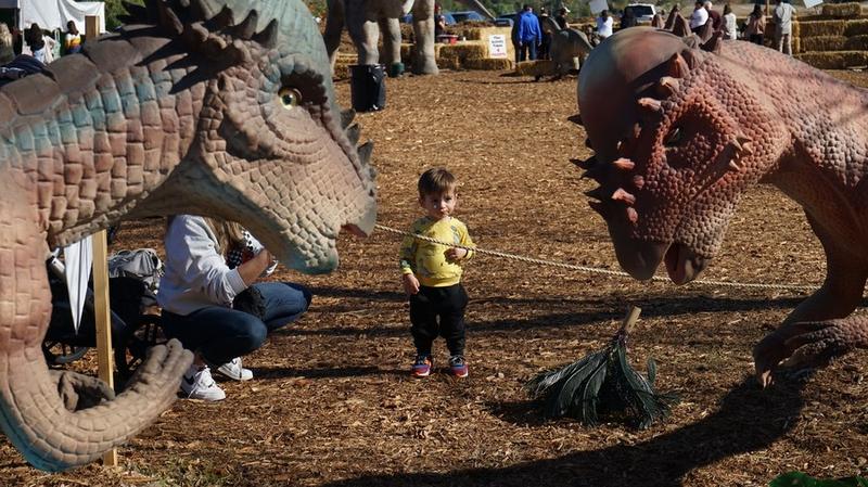 Pameran dinosaurus skala besar 