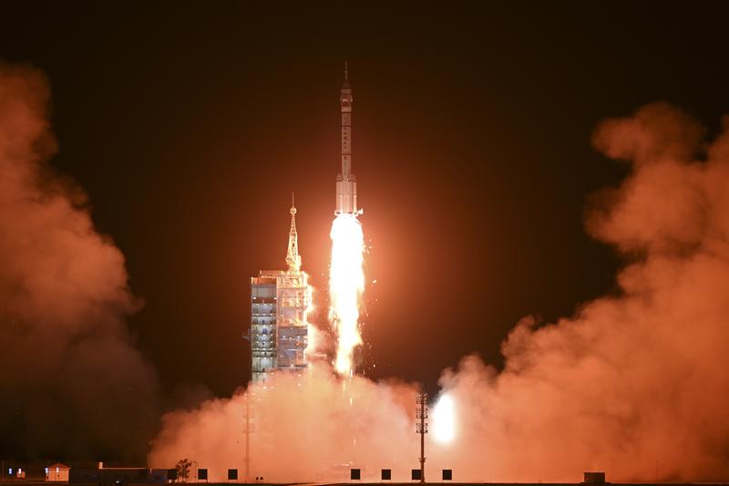 Roket Long March-2F China