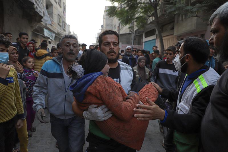Orang-orang menyelamatkan warga yang terluka pascaserangan udara Israel di Kota Khan Younis, Jalur Gaza selatan, pada 1 Desember 2023. (Xinhua/Rizek Abdeljawad)