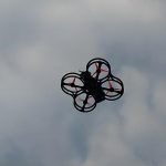 Drone dengan empat baling-baling