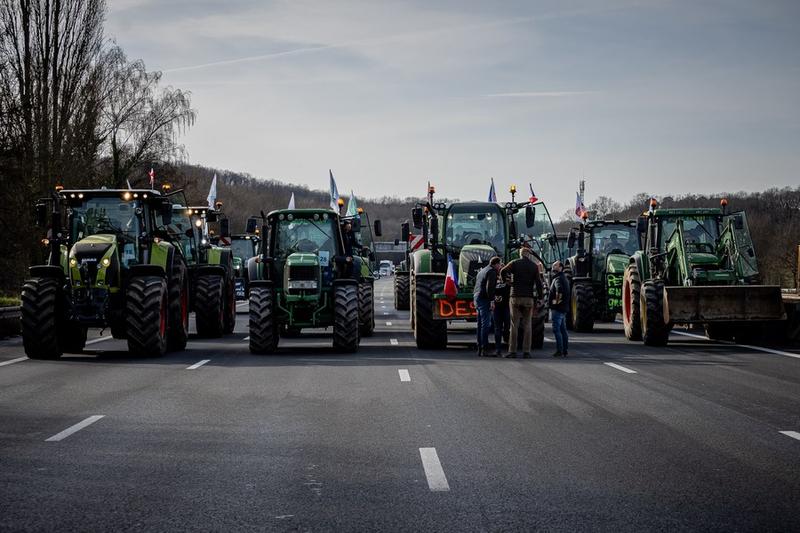 Petani Prancis memprotes rendahnya