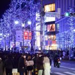 Orang-orang berjalan di sepanjang jalan yang dihiasi lampu-lampu Natal di Shibuya, Tokyo, Jepang, pada 25 Desember 2022. (Xinhua/Zhang Xiaoyu)