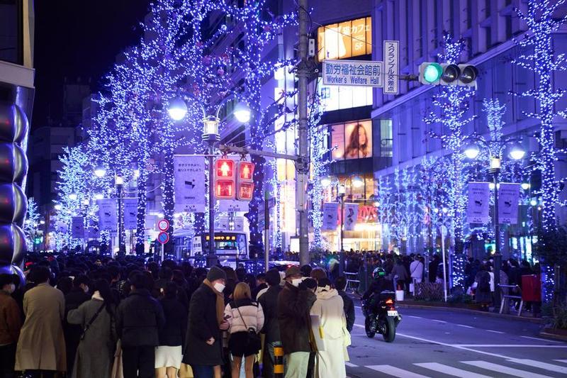 Orang-orang berjalan di sepanjang jalan yang dihiasi lampu-lampu Natal di Shibuya, Tokyo, Jepang, pada 25 Desember 2022. (Xinhua/Zhang Xiaoyu)