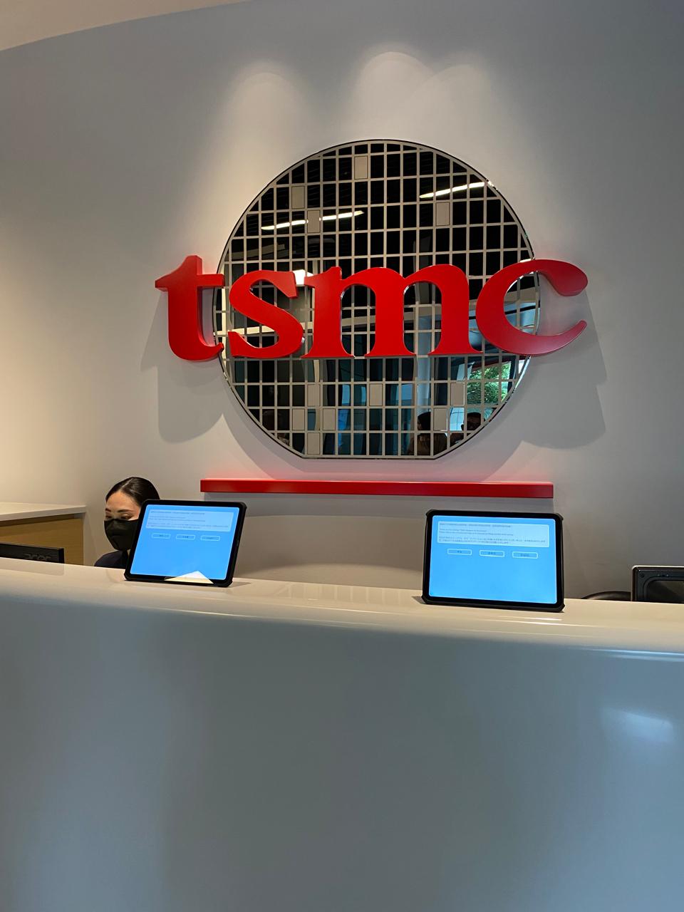 TSMC mencatatkan saham perdananya