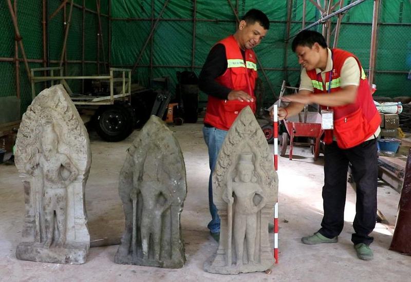 12 patung penjaga pintu