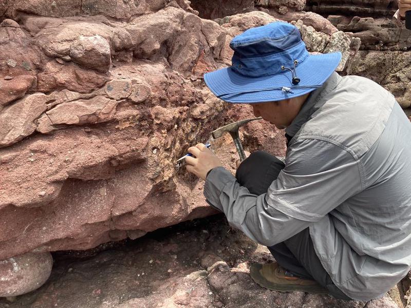 Penemuan fosil dinosaurus pertama