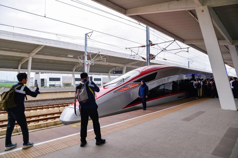 Stasiun Karawang di jalur