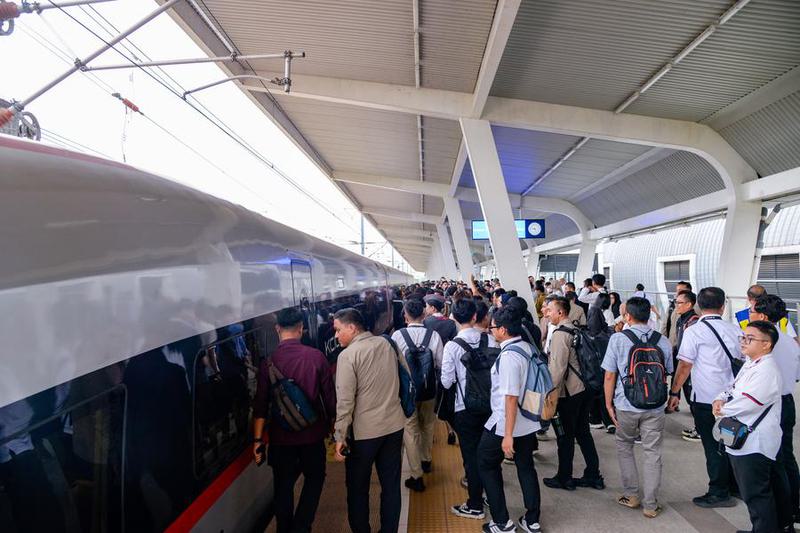 Stasiun Karawang di jalur