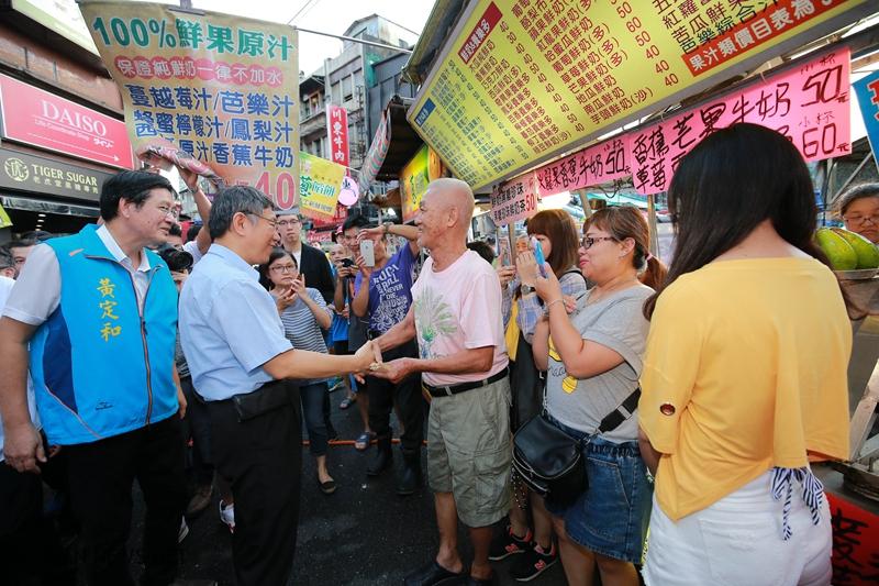 柯p羅東宜蘭夜市與民眾挃手