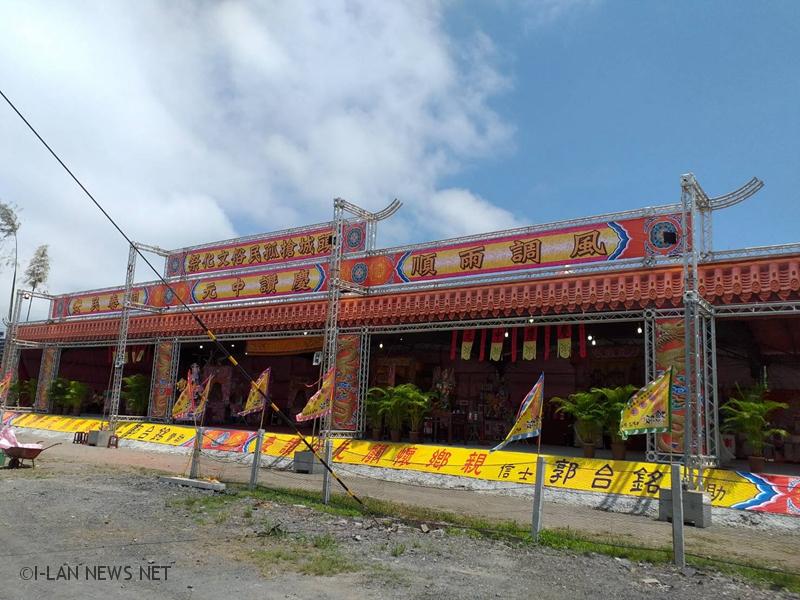 頭城國際青年商會服務台,兌換搶孤活動紀念衫或平底鍋,歡迎民眾邀朋呼友一起來頭城看搶孤。