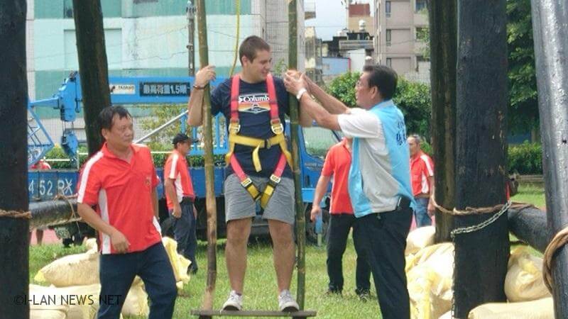 選手要伸足踢響前方5米高的鈴噹,絕非易事,是一種體力、技巧、智慧、平衡集聚於一身的體育技能活動。