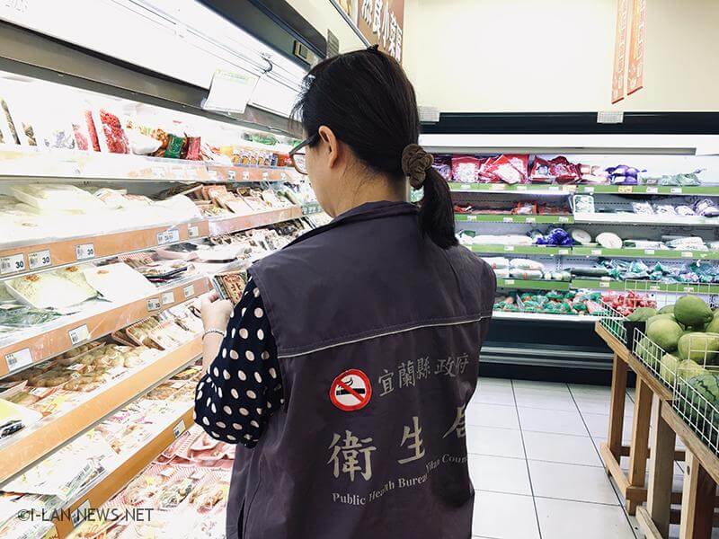 民眾選購中秋食品時,應注意店家環境衛生及產品包裝是否有破損,標示是否完整及有效日期等