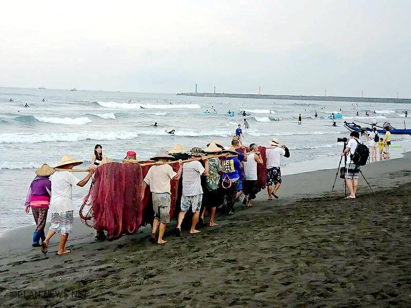 「2019烏石港海洋文化季」今日於港澳沙灘進行百人牽罟系列活動。