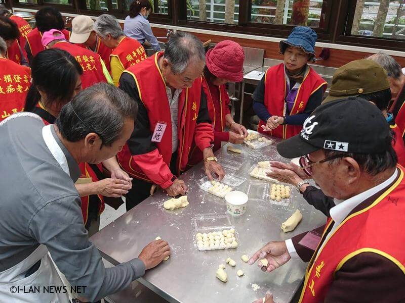 場主陳坤指出,缷下羅東鎮公所秘書職務,捲起袖口重回農民的角色。