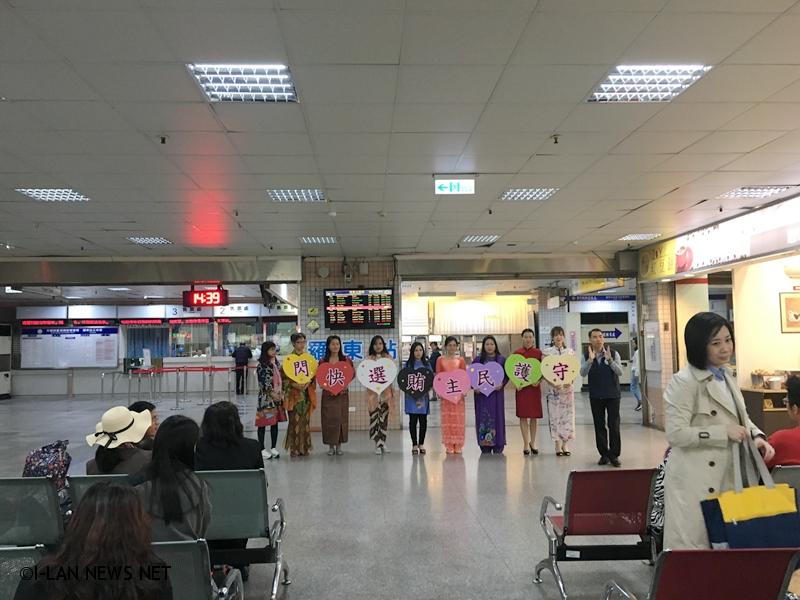 要往花蓮旅遊的李先生表示:「很少看到行政機關會用如此接地氣的宣傳方式,來作<反賄選>宣導,很棒!」。