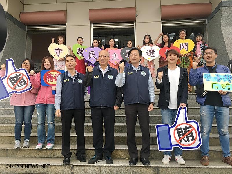宜蘭縣服務站及縣政府政風處同仁以國台語雙聲之方式宣導「檢舉賄選獎千萬」、「買票賣票都遭殃」等。