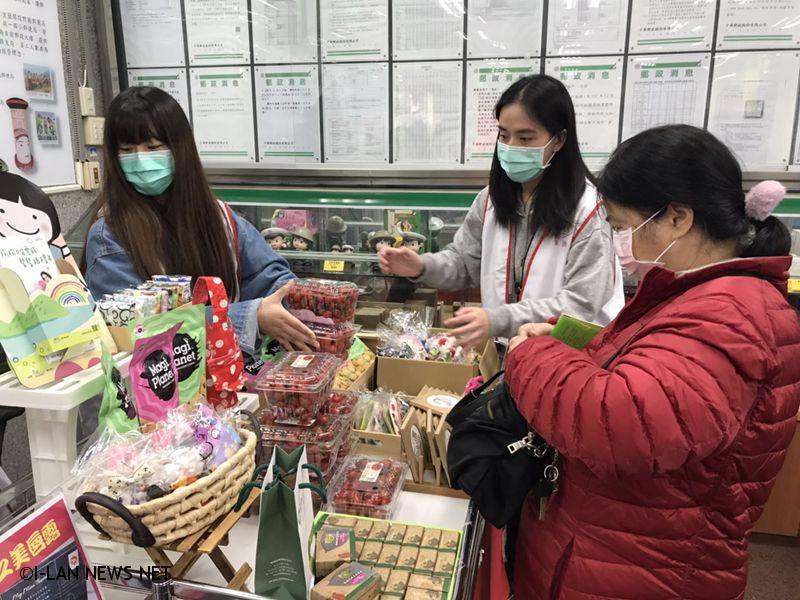 家扶中心新春義賣 為弱勢家庭孩子籌措生活所需