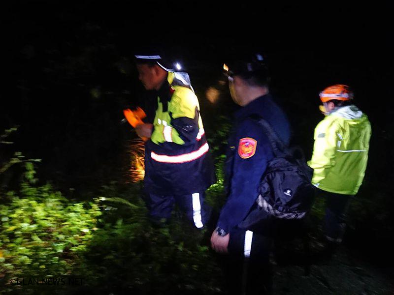 女登山客登山失蹤 警義消及時搜救送醫!