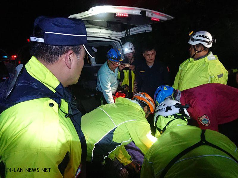 女登山客登山失蹤 警義消及時搜救送醫!