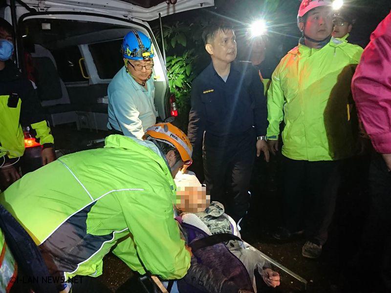 女登山客登山失蹤 警義消及時搜救送醫!
