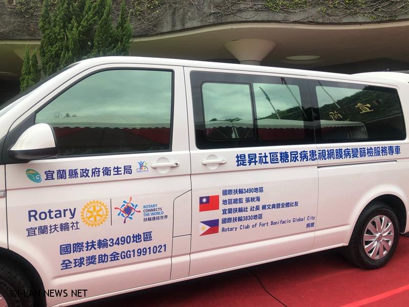 透過視力篩檢車發揮「行動醫療-鄰近服務」的概念,提供糖尿病友及長者進行眼底等檢查服務,讓糖尿病友及長者免除舟車勞頓。