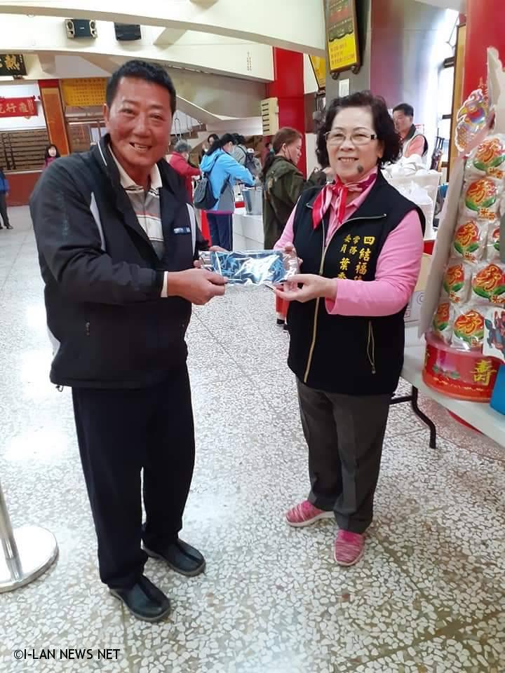 新冠肺炎影響四結福德廟300個布口罩鐘秒殺!